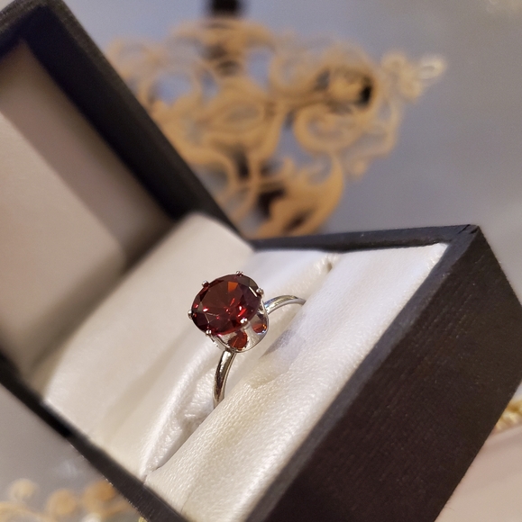 1.2 Carat AAA zirconia garnet birthstone ring - Picture 3 of 5